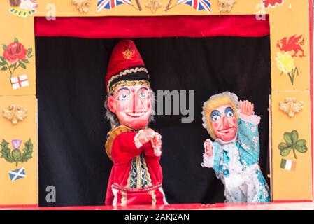 Un Punch & Judy mostra, parte della cultura britannica e un preferito con i bambini, ha eseguito per oltre 350 anni intorno a British località balneari e Foto Stock