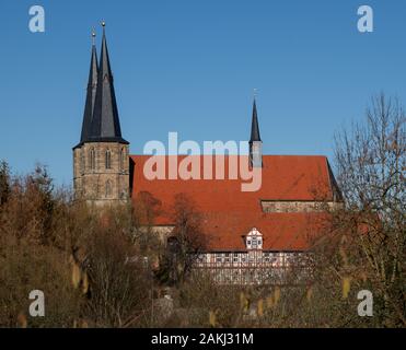 Vista della città dalla città tedesca Duderstadt con San Cyriakus chiesa in inverno Foto Stock