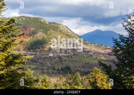 Vista del paesaggio del villaggio Chrisovitsi in Arcadia, Grecia, costruito ad un altitudine di 1.100 metri su una pendenza di abete rosso della Mainalo Foto Stock
