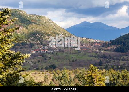 Vista del paesaggio del villaggio Chrisovitsi in Arcadia, Grecia, costruito ad un altitudine di 1.100 metri su una pendenza di abete rosso della Mainalo Foto Stock