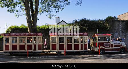 Autobus turistico in attesa di passeggeri a Killkenny, Co. Kilkenny, Eire. Foto Stock