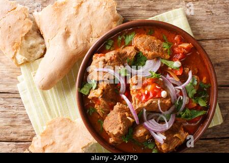 Chashushuli è una in stile georgiano tradizionale stufato di manzo con salsa di pomodoro in una ciotola sul tavolo. Parte superiore orizzontale vista da sopra Foto Stock