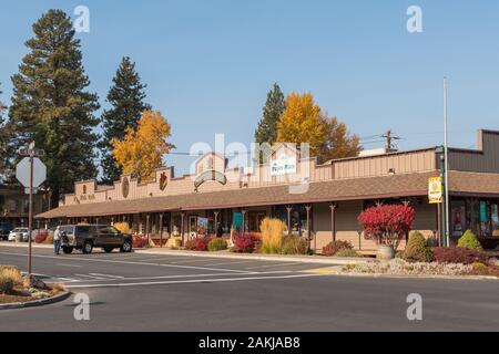 La facciata della gallina dente della vecchia azienda di famiglia di decorazione e utensili in sorelle, Oregon, Stati Uniti d'America. Foto Stock