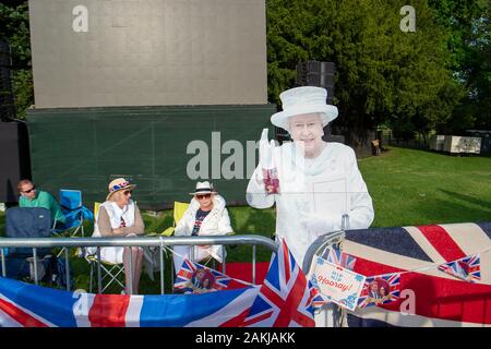 Windsor si prepara per il Royal Wedding del principe Harry e Meghan Markle. 18 Maggio, 2018. Un taglio di cartone fuori della Regina sulla lunga passeggiata in Windsor la notte prima di Harry e Meghan wedding. Credito: Maureen McLean/Alamy Foto Stock