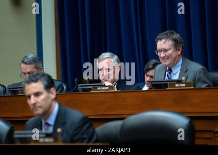 Rappresentante degli Stati Uniti Mark Meadows (Repubblicano del North Carolina) ascolta come Vanita Gupta, Presidente e Chief Executive Officer della Leadership Conference sui civili e i diritti umani, John Yang, presidente e direttore esecutivo di asiatici americani avanzare la giustizia, Arturo Vargas, Chief Executive Officer di NALEO Fondo Educativo, Kevin J. Allis, Chief Executive Officer del Congresso Nazionale degli indiani americani, Marc Morial, Presidente e Chief Executive Officer della National Urban League e Darrell Moore, Direttore esecutivo del Centro per la Georgia del Sud impatto regionale testimoniano Foto Stock