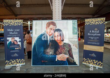 Windsor si prepara per il Royal Wedding del principe Harry e Meghan Markle. 18 Maggio, 2018. Un mosaico di immagini di Harry e Megan a Windsor Royal Shoping Center. Credito: Maureen McLean/Alamy Foto Stock