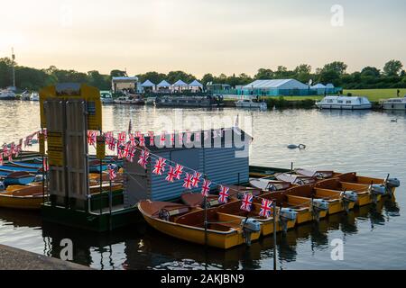 Windsor si prepara per il Royal Wedding del principe Harry e Meghan Markle. 18 Maggio, 2018. Centri multimediali sul Brocas in Eton la notte prima di Harry e Meghan wedding. Credito: Maureen McLean/Alamy Foto Stock