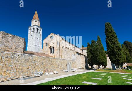 Aquileia, regione Friuli Venezia Giulia (provincia di Udine) - Aprile 2016, Italia: Basilica di Santa Maria Assunta e le antiche rovine Foto Stock