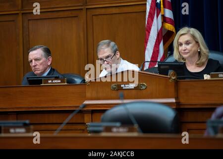 Rappresentante degli Stati Uniti Jim Jordan (repubblicano di Ohio) e rappresentante degli Stati Uniti Carolyn Maloney (Democratico di New York) ascoltare come Vanita Gupta, Presidente e Chief Executive Officer della Leadership Conference sui civili e i diritti umani, John Yang, presidente e direttore esecutivo di asiatici americani avanzare la giustizia, Arturo Vargas, Chief Executive Officer di NALEO Fondo Educativo, Kevin J. Allis, Chief Executive Officer del Congresso Nazionale degli indiani americani, Marc Morial, Presidente e Chief Executive Officer della National Urban League e Darrell Moore, Executive directo Foto Stock