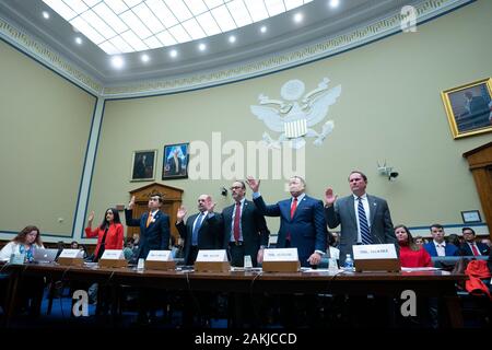 Da sinistra a destra: Vanita Gupta, Presidente e Chief Executive Officer della Leadership Conference sui civili e i diritti umani, John Yang, presidente e direttore esecutivo di asiatici americani avanzare la giustizia, Arturo Vargas, Chief Executive Officer di NALEO Fondo Educativo, Kevin J. Allis, Chief Executive Officer del Congresso Nazionale degli indiani americani, Marc Morial, Presidente e Chief Executive Officer della National Urban League e Darrell Moore, Direttore esecutivo del Centro per la Georgia del Sud impatto regionale sono giurato in prima gli Stati Uniti Casa Comitato per la supervisione e R Foto Stock