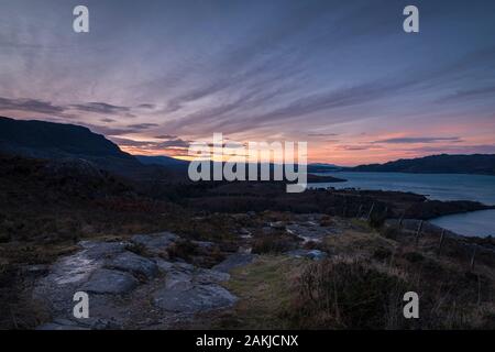 Una parentesi Immagine hdr del sole invernale impostazione su Upper Loch Torridon in Wester Ross, Scozia. 26 Dicembre 2019 Foto Stock