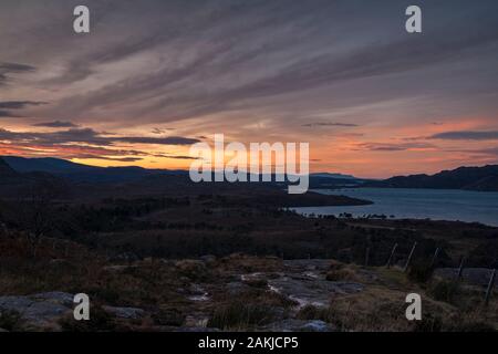 Una parentesi Immagine hdr del sole invernale impostazione su Upper Loch Torridon in Wester Ross, Scozia. 26 Dicembre 2019 Foto Stock