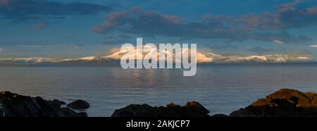 L'isola di Arran con inverni prima neve del 2019 l'immagine è un panorama ed è stato preso a tarda sera al tramonto dove questo è ancora un congelamento Foto Stock