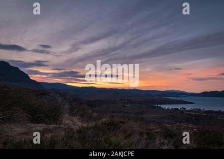 Una parentesi Immagine hdr del sole invernale impostazione su Upper Loch Torridon in Wester Ross, Scozia. 26 Dicembre 2019 Foto Stock