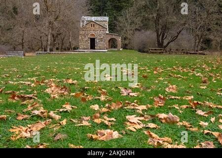 Chiesa ortodossa di Zoodochou Pigi vicino al villaggio di Elati in Arcadia, Grecia Foto Stock