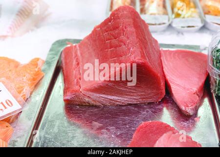 Tonno crudo filetto di pesce per il sashimi o bistecca al mercato del pesce. Grande assortimento di piatti a base di frutti di mare freschi e filetto di tonno. Cheto alimenti e nutrizione sana Foto Stock