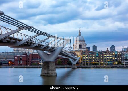 Millennium Bridge e la cupola della cattedrale di St Paul sul fiume Thames, London, England, Regno Unito Foto Stock