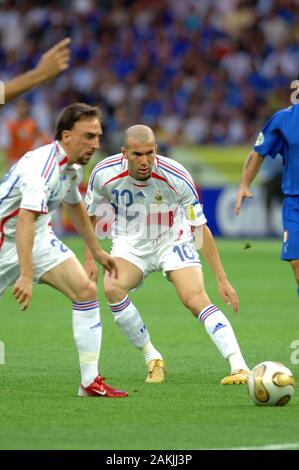 Berlino Germania, 07/09/2006 FIFA World Cup Germany 2006 Italia-Francia Olympiastadion finale:Zinedine Zidane e Franck Ribéry in azione durante la partita. Foto Stock