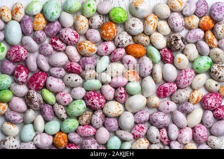 Mix di dolci in forma di multi-colore ciottoli maculato su uno sfondo bianco. Una risoluzione alta. Foto Stock