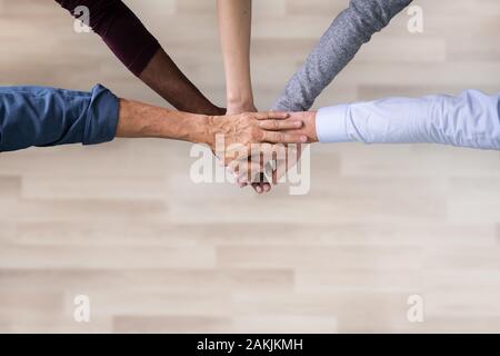 Close-up di molte mani che giace al di sopra di ogni altro Foto Stock