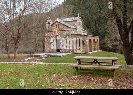 Chiesa ortodossa di Zoodochou Pigi vicino al villaggio di Elati in Arcadia, Grecia Foto Stock