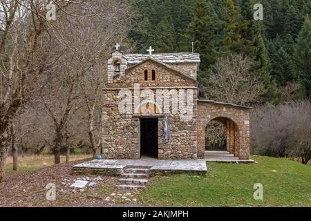 Chiesa ortodossa di Zoodochou Pigi vicino al villaggio di Elati in Arcadia, Grecia Foto Stock