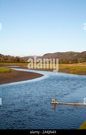 Il canale del fiume acquitrino See Gate di sabbia vicino al villaggio di Flookborough riva di Morecambe Bay una giornata invernale dei Laghi Sud Cumbria Foto Stock