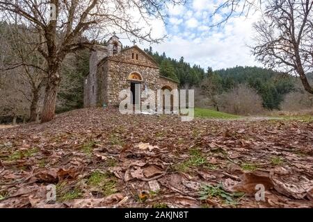 Chiesa ortodossa di Zoodochou Pigi vicino al villaggio di Elati in Arcadia, Grecia Foto Stock