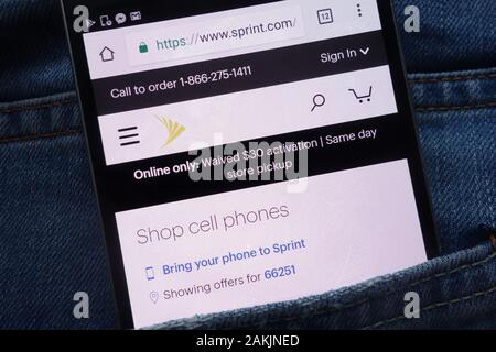 Sito Web Sprint visualizzato sullo smartphone nascosto nella tasca dei jeans Foto Stock