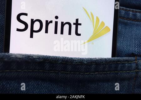 Logo Sprint visualizzato sullo smartphone nascosto nella tasca dei jeans Foto Stock