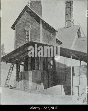 Relazione dello Stato mineralogista . lver che potrebbe havecondensed in caso di irregolarità nel funzionamento del forno,l'hot-treater polvere viene eseguito in un serbatoio di decantazione prima di essere dischargedto il dump. A seguito dell'ultima camera di condensazione è una seconda culla-irell precipitatore (foto n. 23), chiamato il freddo treater, throwdown qualsiasi residuo di nebbia di mercurio nei fumi. Si è affermato che un po quicksilver è ottenuto in questo freddo treater. L'elettrica in entrata 220 delle miniere e delle risorse minerali. La corrente di 440 volt è trasformato a 50.000 volt per il caldo treaterand 100.000 volt per Foto Stock