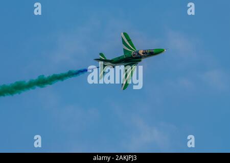 Saudi Hawks: BAE Hawk T1A velivolo della squadra di volo della Royal Saudi Arabian Air Force in azione Foto Stock