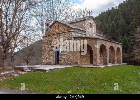 Chiesa ortodossa di Zoodochou Pigi vicino al villaggio di Elati in Arcadia, Grecia Foto Stock