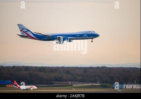 CargoLogicAir Boeing 747-800 velivolo da caccia che arriva all'aeroporto di Francoforte in Germania al tramonto Foto Stock