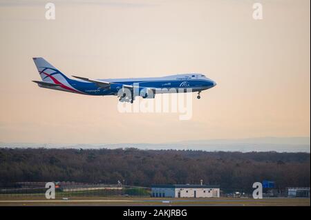 CargoLogicAir Boeing 747-800 velivolo da caccia che arriva all'aeroporto di Francoforte in Germania al tramonto Foto Stock