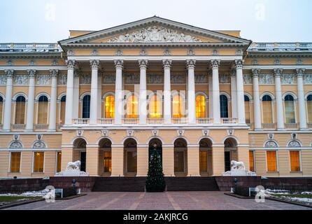 Palazzo Mikhailovsky alloggiamento lo State Russian Museum di San Pietroburgo, Russia illuminata di sera Foto Stock