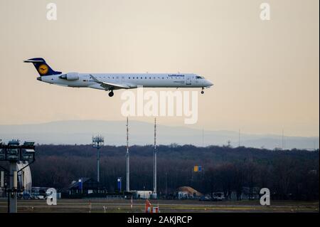 Lufthansa CityLine Bombardier CRJ 700 aerei che arrivano all'aeroporto di Francoforte in Germania al tramonto Foto Stock