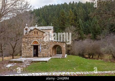 Chiesa ortodossa di Zoodochou Pigi vicino al villaggio di Elati in Arcadia, Grecia Foto Stock