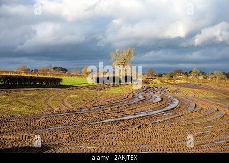 Terreno agricolo saturo dopo una pioggia prolungata e pesante con una tempesta imminente nel Cheshire UK Foto Stock