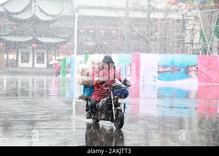 Jiangsu, Jiangsu, Cina. Il 9 gennaio, 2020. La prima nevicata del 2020 è visto in Nanjing East cinese della provincia di Jiangsu. La neve pesante causato disagi ai cittadini in viaggio. Credito: SIPA Asia/ZUMA filo/Alamy Live News Foto Stock