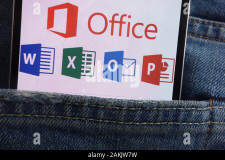 Microsoft Office logo visualizzato sullo smartphone nascosto nella tasca dei jeans Foto Stock