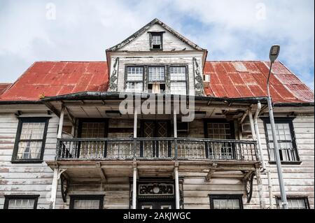 Vecchio e decaduto edificio in stile coloniale olandese a Paramaribo, capitale del Suriname in Sud America Foto Stock