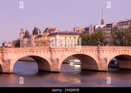 Pont Neuf, la Conciergerie e gli edifici di Ile-de-la-Cité, Parigi, Ile-de-France, Francia Foto Stock