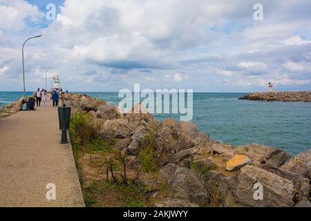 Agva, Turkey-September xii 2019. I turisti a piedi verso 1 dei fari sulla Agva fascia costiera sul Mar Nero in sile quartiere di Istanbul Foto Stock