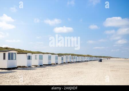 Spiaggia Bianca cabine alla spiaggia Lokken Foto Stock