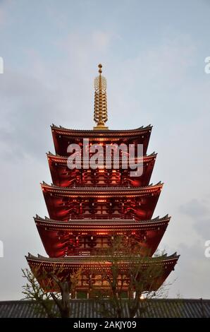 La spettacolare tempio buddista di Tempio di Sensoji di Asakusa illuminata di sera. Composto di 5 piani è la seconda più grande si trova a Tokyo Foto Stock