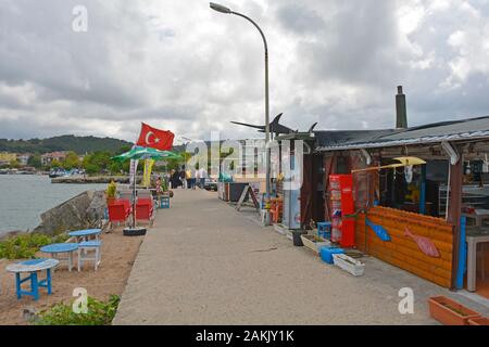 Agva, Turchia - 12 settembre 2019. Un piccolo bar sulla spiaggia e sul lungomare di Agva in Sile Provincia di Istanbul sulla costa del Mar Nero Foto Stock