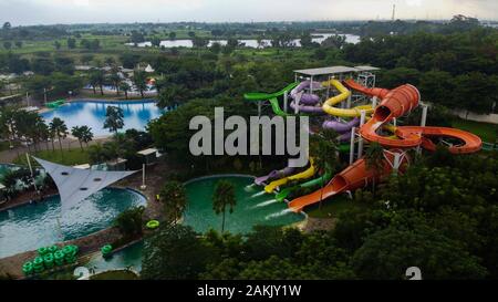 BEKASI, WESTJAVA, INDONESIA : 10 gennaio 2020 :vista aerea dell'open-air piscina comunale. Drone Shot visualizza una piscina blu a Bekasi - Indonesia. Foto Stock