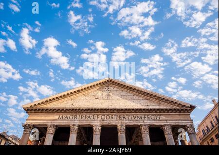 Vista esterna del portico del Pantheon di Roma. Il Pantheon è un antico tempio romano, ora chiesa, a Roma Foto Stock