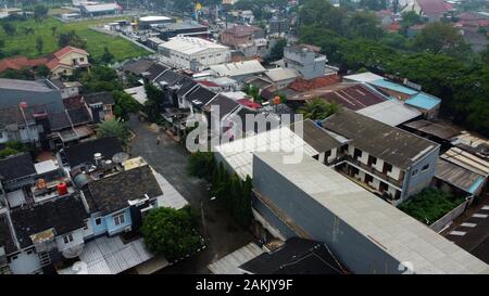 BEKASI, WESTJAVA, INDONESIA : 10 gennaio 2020 :riprese aeree consente di visualizzare con un drone a casa e autostrada Foto Stock